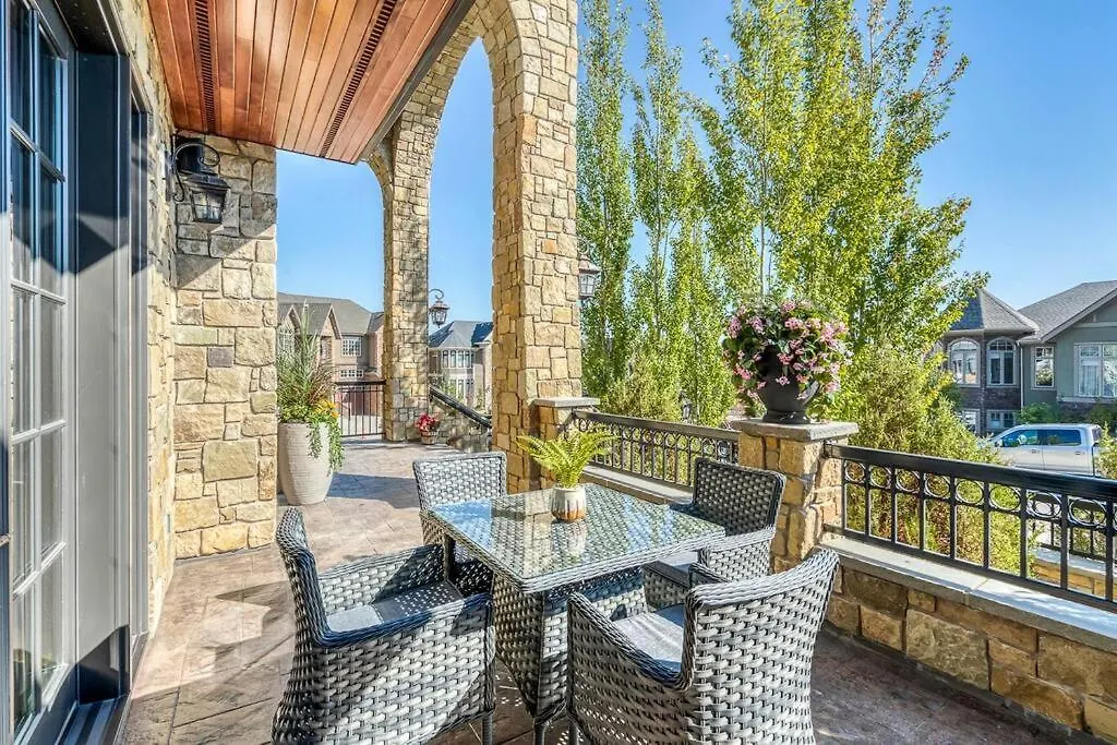 French Chateau W/Swim Spa & Theatre: 11,700 Sqft Calgary Holiday home
