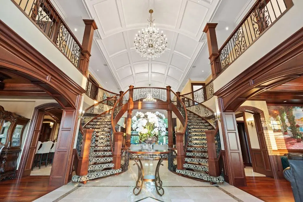 Holiday home French Chateau W/Swim Spa & Theatre: 11,700 Sqft Calgary