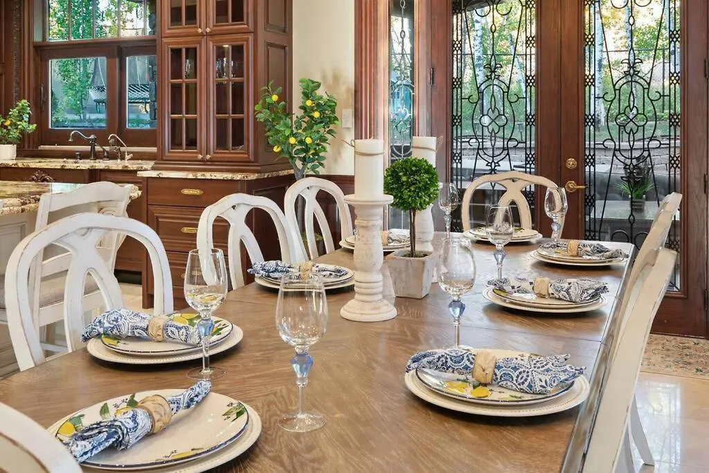 French Chateau W/Swim Spa & Theatre: 11,700 Sqft Calgary Holiday home