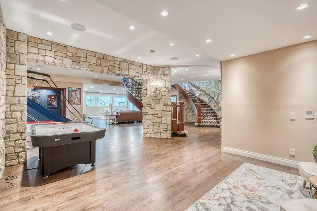 Holiday home French Chateau W/Swim Spa & Theatre: 11,700 Sqft Calgary