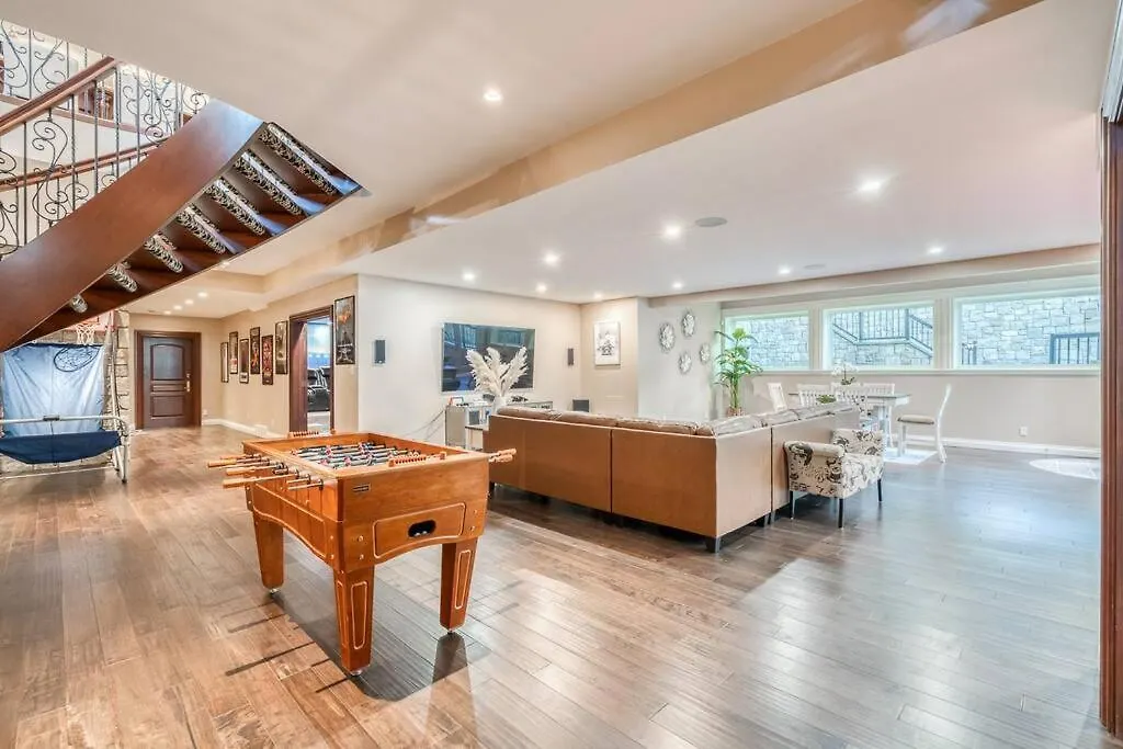 Holiday home French Chateau W/Swim Spa & Theatre: 11,700 Sqft Calgary