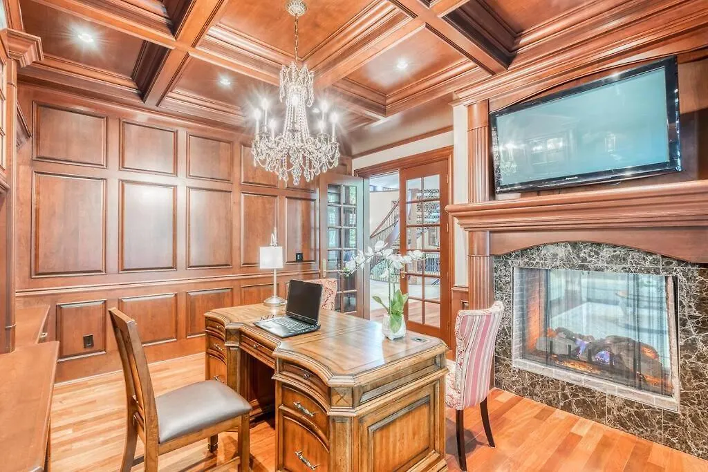 French Chateau W/Swim Spa & Theatre: 11,700 Sqft Calgary Holiday home
