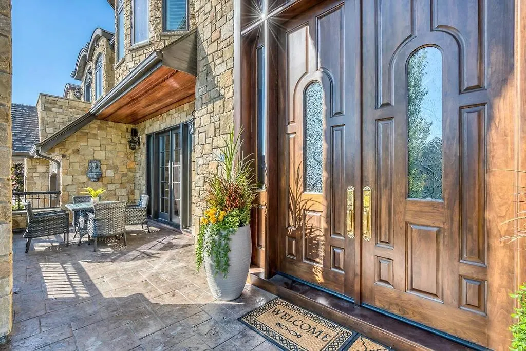 Holiday home French Chateau W/Swim Spa & Theatre: 11,700 Sqft Calgary