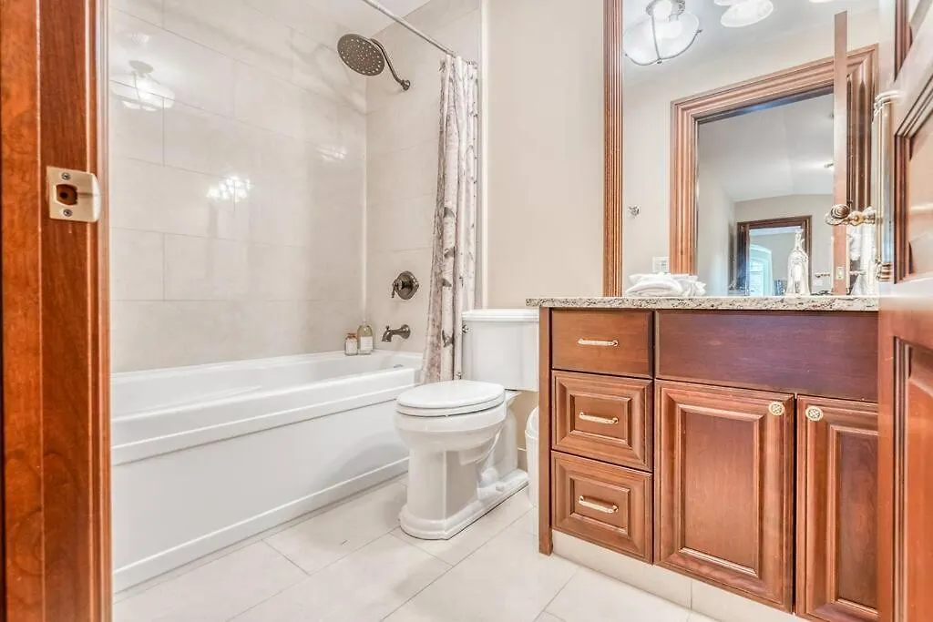 French Chateau W/Swim Spa & Theatre: 11,700 Sqft Calgary Holiday home
