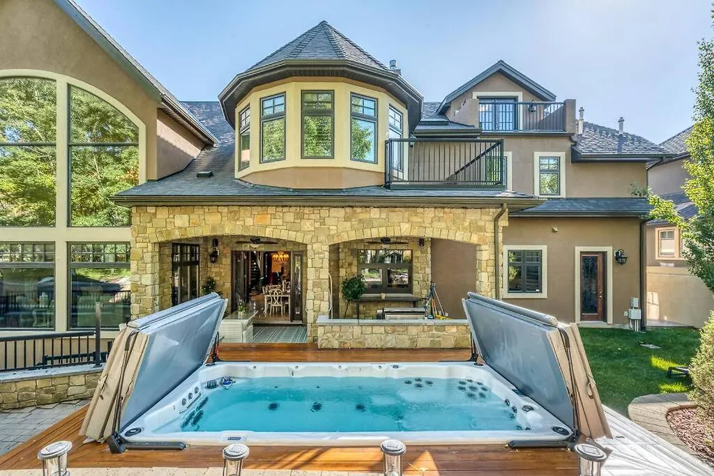 Holiday home French Chateau W/Swim Spa & Theatre: 11,700 Sqft Calgary