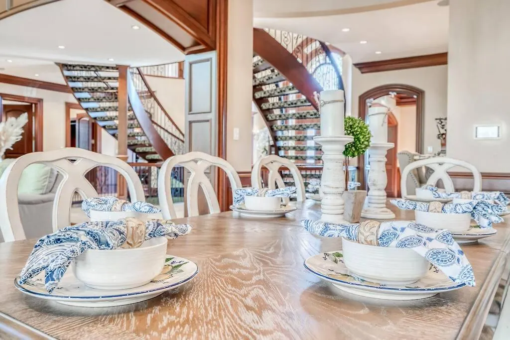 Holiday home French Chateau W/Swim Spa & Theatre: 11,700 Sqft Calgary