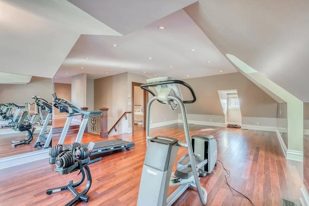 French Chateau W/Swim Spa & Theatre: 11,700 Sqft Calgary Holiday home