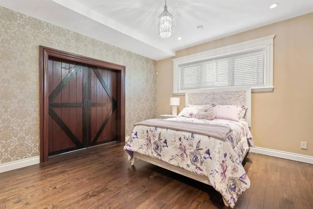 French Chateau W/Swim Spa & Theatre: 11,700 Sqft Calgary Holiday home