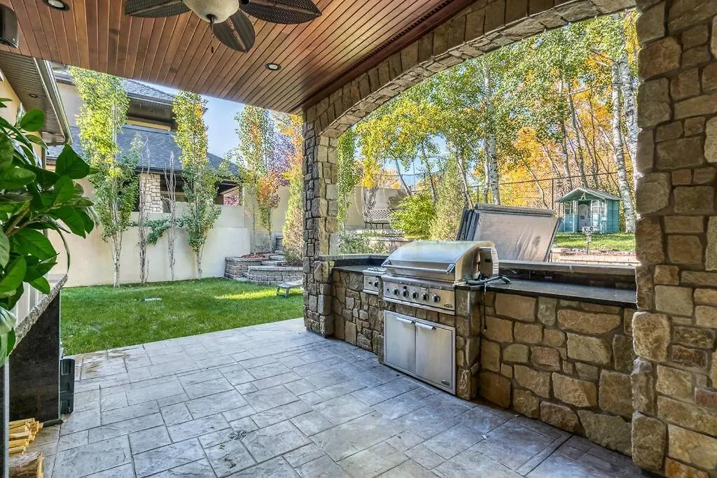 French Chateau W/Swim Spa & Theatre: 11,700 Sqft Calgary Holiday home