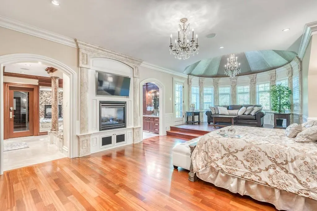 Holiday home French Chateau W/Swim Spa & Theatre: 11,700 Sqft Calgary