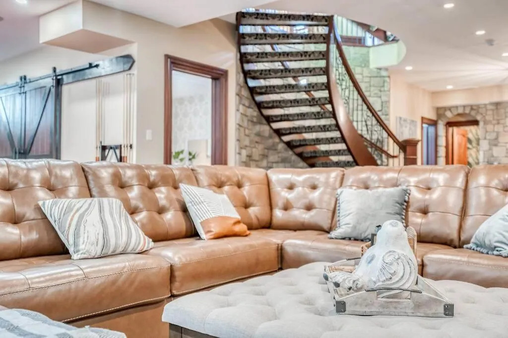 French Chateau W/Swim Spa & Theatre: 11,700 Sqft Calgary Holiday home