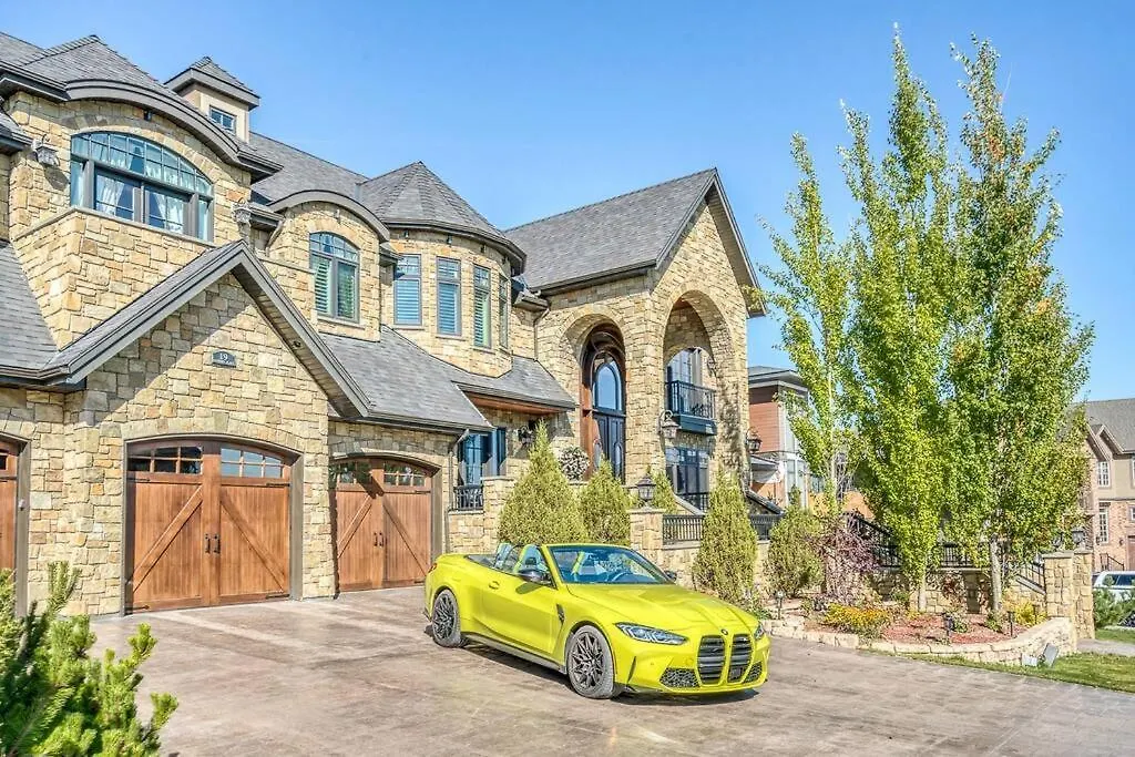 Holiday home French Chateau W/Swim Spa & Theatre: 11,700 Sqft Calgary