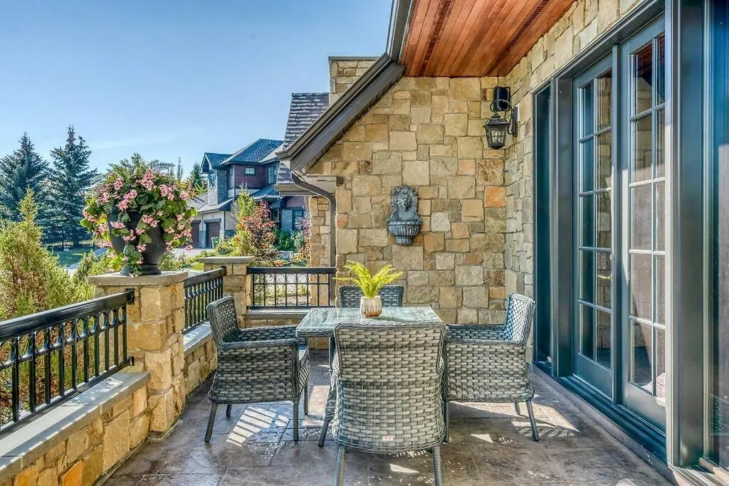 French Chateau W/Swim Spa & Theatre: 11,700 Sqft Calgary Holiday home