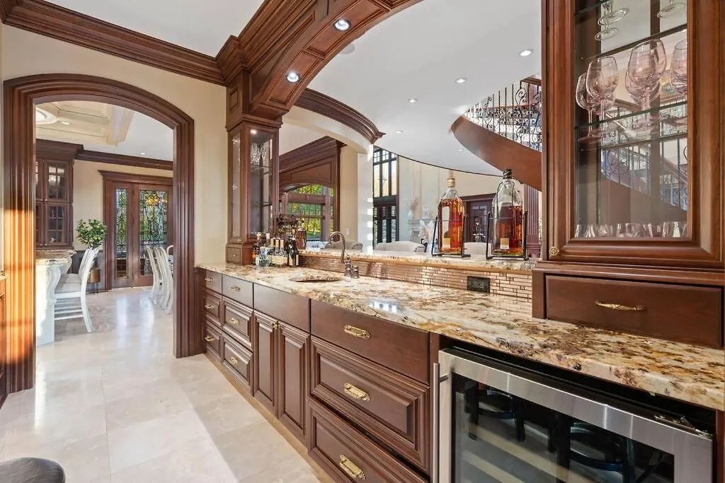 Dom wakacyjny French Chateau W/Swim Spa & Theatre: 11,700 Sqft Calgary Kanada