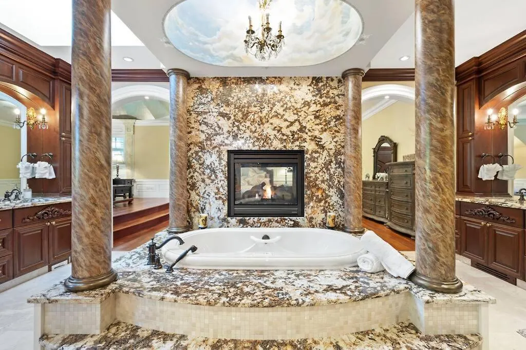 Dom wakacyjny French Chateau W/Swim Spa & Theatre: 11,700 Sqft Calgary