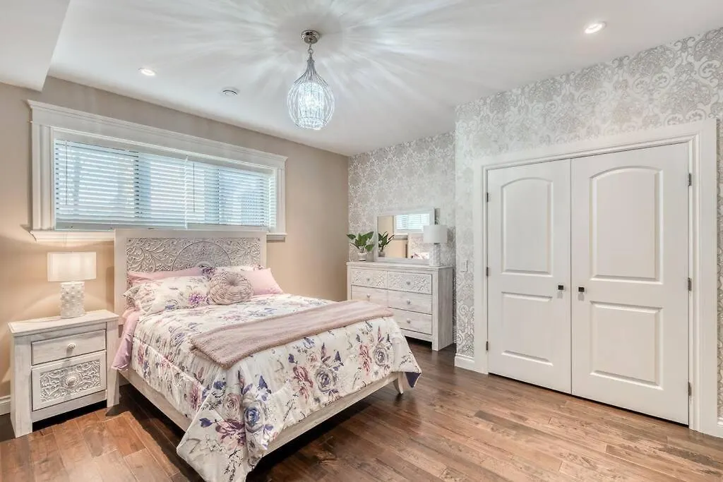 French Chateau W/Swim Spa & Theatre: 11,700 Sqft Calgary Kanada