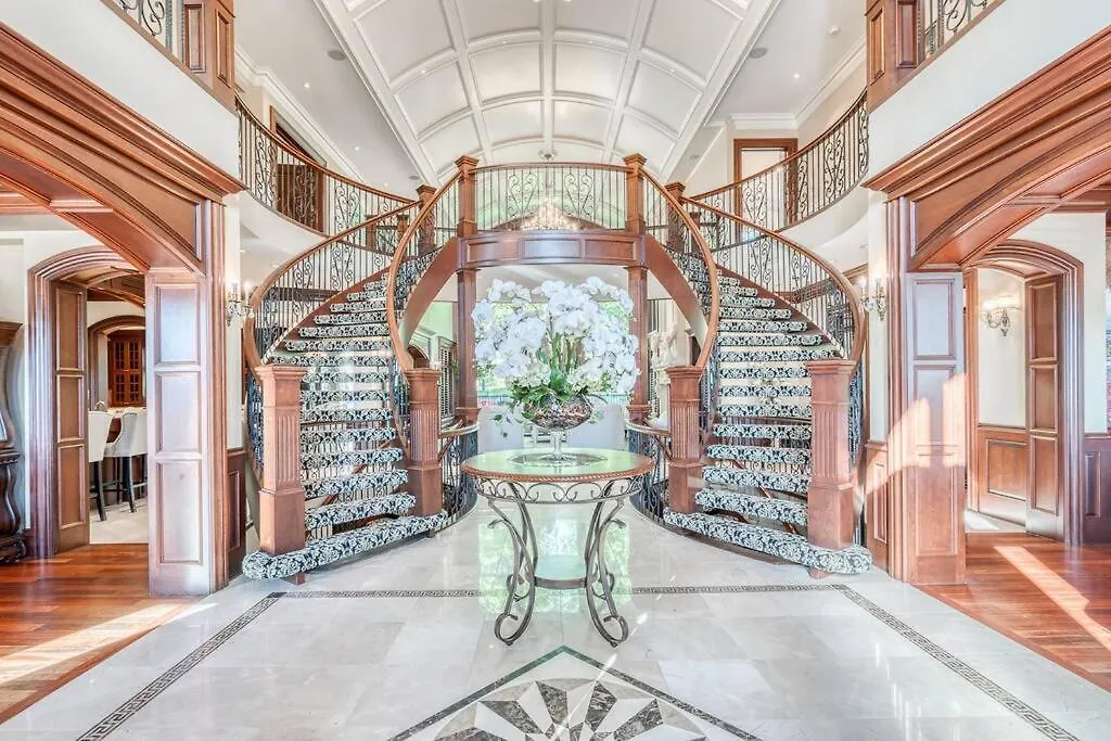 French Chateau W/Swim Spa & Theatre: 11,700 Sqft Calgary Dom wakacyjny